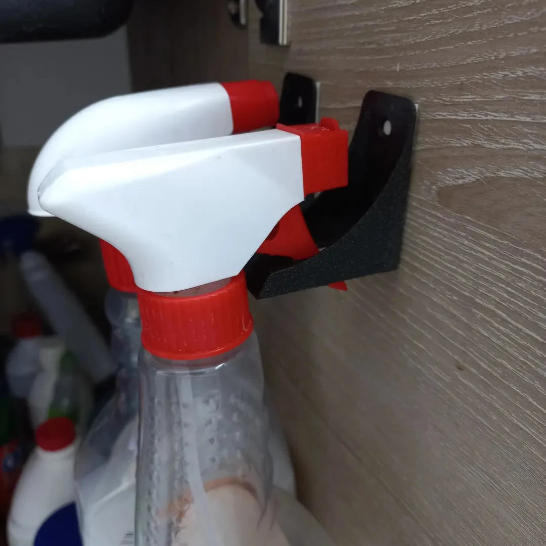 Nástěnný věšák na lahvičky