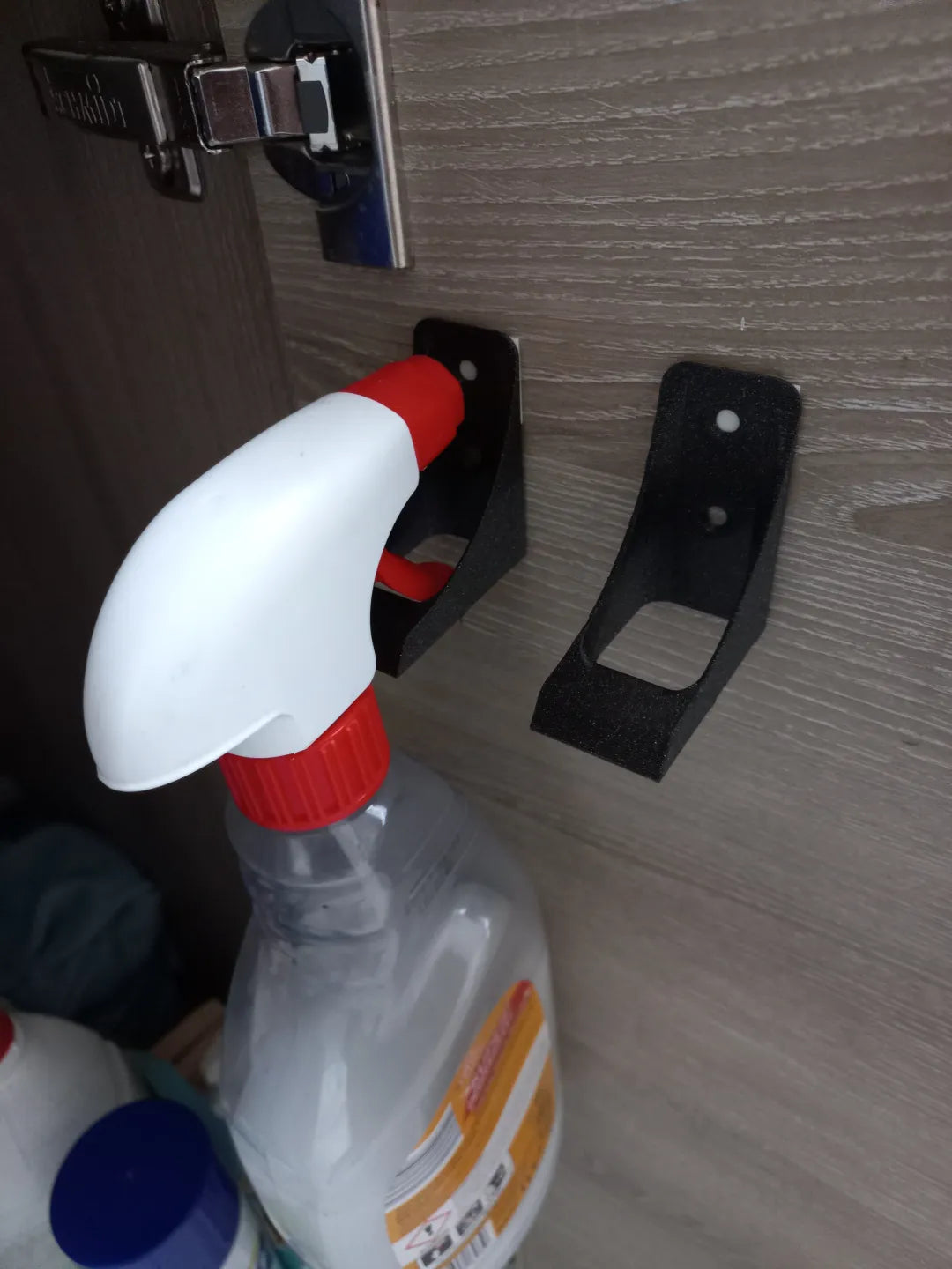 Nástěnný věšák na lahvičky