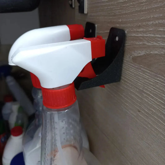 Nástěnný věšák na lahvičky